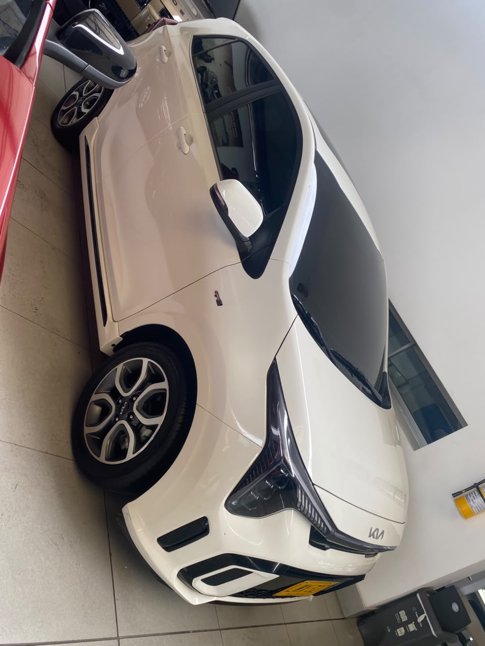 Kia hatchback blanco en FACILI MARKARS
