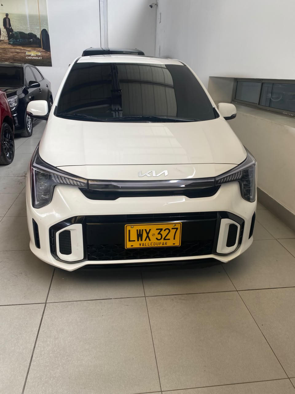 Kia crossover blanco en FACILI MARKARS