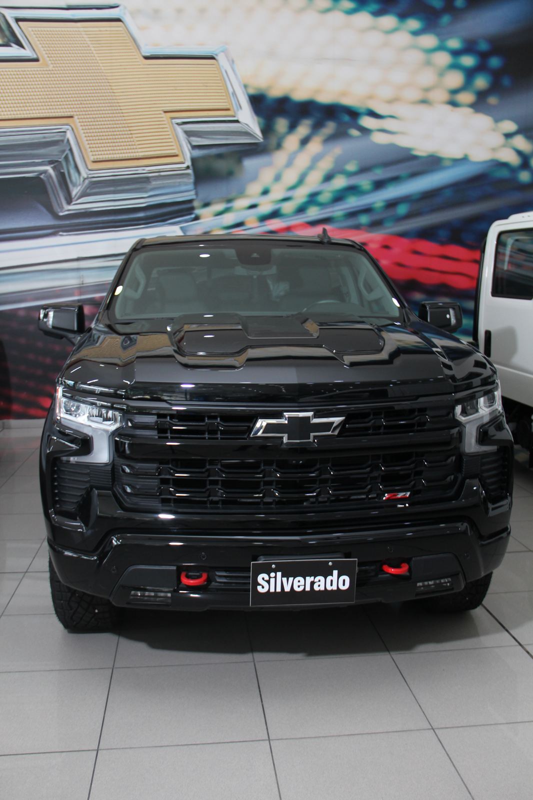 Chevrolet Silverado negra en FACILI MARKARS